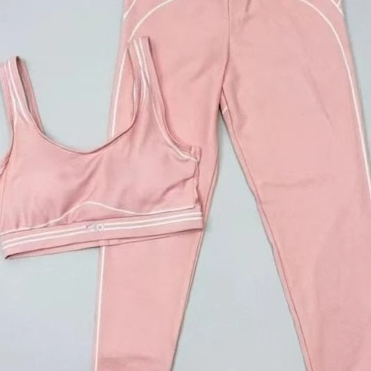 Women Breathable Stretch Yoga Workout Outfit With Modern Graphic Design