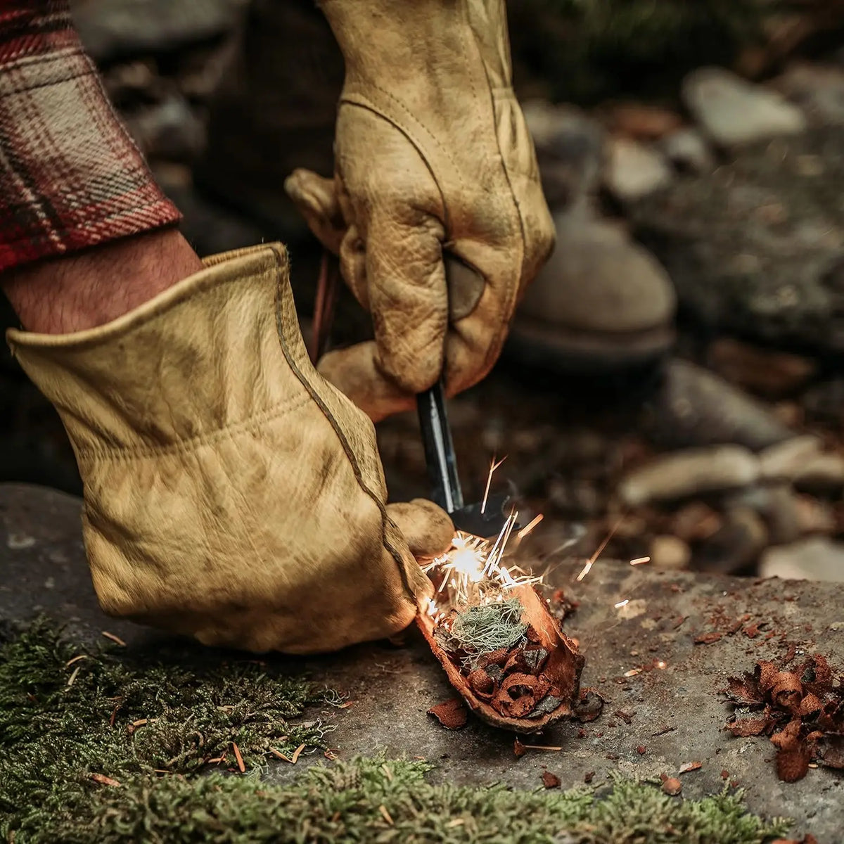 Iron Magnesium Fire Starter Kit for Waterproof Camping and Hiking
